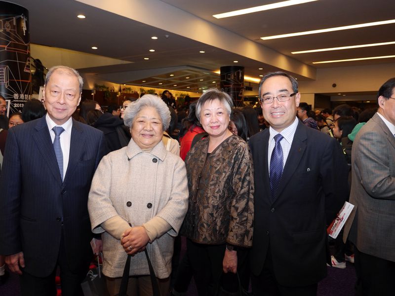 其士集團主席周亦卿博士及夫人撥冗出席信興集團贊助的琉森節日弦樂團音樂會，信興集團副主席蒙德揚(右一)及香港藝術節行政總監何嘉坤(右二)深表謝意。